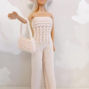 Mono para muñeca Barbie tejido a mano: conjunto color melocotón pálido con bolso y sombrero