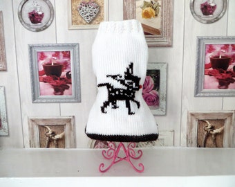 Hundebekleidung, Hund Pullover Hand gestrickt in Aran-weiß mit einem Rentier mit roter Nase. Größen (s - xl) passen