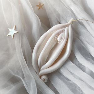 Yoni ornament, Vulva figurine with shimmer