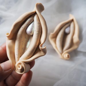 Yoni figurine / Feminist Vulva Art / Divine Feminine Altar