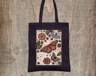 Butterfly Meadow Tote Bag - Vår Sommar Fjärilar Rättvisemärkt Bomullsväska - Mörk Cottagecore Garden Wildflower Shopping Tote Bag