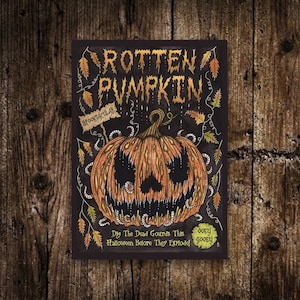 以下が含まれることがあります： 不気味な顔をした彫刻されたオレンジ色のカボチャが特徴のハロウィーンをテーマにしたイラスト。「Rotten Pumpkin」の文字が上部にあり、「Spooktacular」と「DIY the Dead Gourds This Halloween Before They Explode！」のフレーズも含まれています。