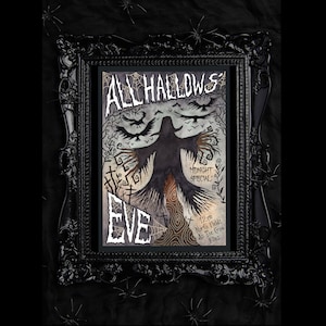 K&ouml;nnte beinhalten: Ein schwarzer gerahmter Poster mit einer Aquarell-Illustration einer schattenhaften Figur mit ausgestreckten Armen in einem dunklen Wald. Der Text lautet "All Hallows Eve" mit einem kleineren Text darunter, der "Midnight Special! 12:00pm North Fields As The Crow Flies" sagt.
