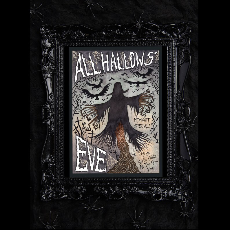 K&ouml;nnte beinhalten: Ein schwarzer gerahmter Poster mit einer Aquarell-Illustration einer schattenhaften Figur mit ausgestreckten Armen in einem dunklen Wald. Der Text lautet "All Hallows Eve" mit einem kleineren Text darunter, der "Midnight Special! 12:00pm North Fields As The Crow Flies" sagt.