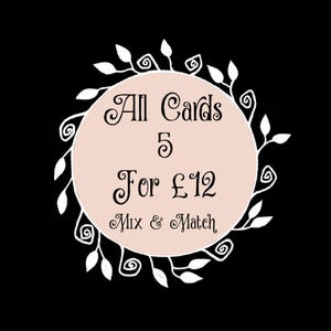 Puede incluir: Sobre un fondo negro, un c&iacute;rculo rosa claro con el texto "All Cards 5 For &pound;12 Mix & Match" en una fuente elegante. El c&iacute;rculo est&aacute; rodeado por una corona floral blanca.