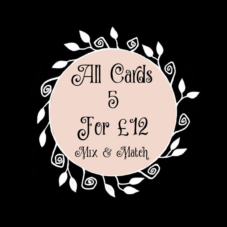 Puede incluir: Sobre un fondo negro, un c&iacute;rculo rosa claro con el texto "All Cards 5 For &pound;12 Mix & Match" en una fuente elegante. El c&iacute;rculo est&aacute; rodeado por una corona floral blanca.