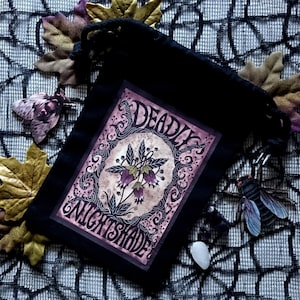 Petit sac à cordon de Soleraie mortelle - Sac pochette en coton noir - Sac de tarot botanique violet - Sac à sorts de sorcière gothique - Sac effrayant pour téléphone