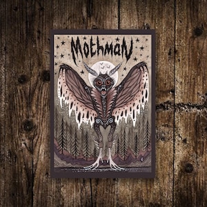 Puede incluir: Una ilustración de acuarela de Mothman, una criatura críptida con grandes alas, de pie en un bosque con una luna llena en el fondo. La ilustración está en tonos de marrón, negro y blanco, con el texto "Mothman" escrito en negro en la parte superior.