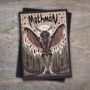 Może przedstawiać: Czarno-biała ilustracja Mothmana, stworzenia z skrzydłami, dużymi oczami i ostrym dziobem, na tle ciemnego lasu z pełnią księżyca i gwiazdami. Tekst "Mothman" jest napisany czcionką gotycką nad stworzeniem.
