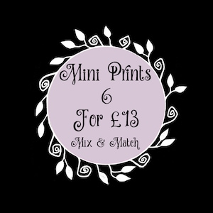 Könnte beinhalten: Ein lila Kreis mit einem weißen Blatt-Rand. Der Kreis enthält den Text "Mini Prints 6 For £13 Mix & Match".