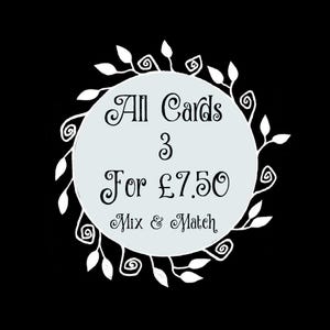 Puede incluir: Gr&aacute;fico circular sobre fondo negro con el texto "All Cards 3 For &pound;7.50 Mix & Match" en escritura elegante. El texto est&aacute; dentro de un c&iacute;rculo azul claro, rodeado por una corona floral blanca.