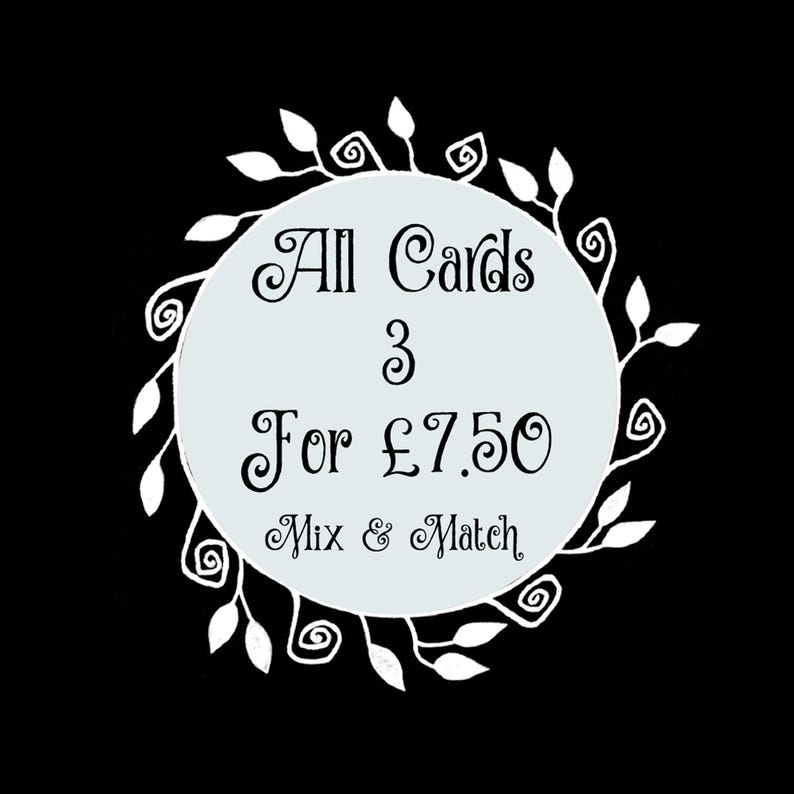 Puede incluir: Gr&aacute;fico circular sobre fondo negro con el texto "All Cards 3 For &pound;7.50 Mix & Match" en escritura elegante. El texto est&aacute; dentro de un c&iacute;rculo azul claro, rodeado por una corona floral blanca.