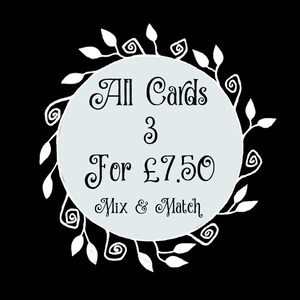 Puede incluir: Un c&iacute;rculo blanco con un borde floral negro y el texto "All Cards 3 For &pound;7.50 Mix & Match" en negro.