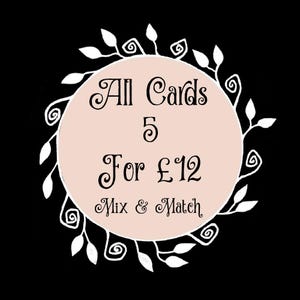 Puede incluir: Un c&iacute;rculo blanco con un borde floral sobre un fondo negro. El c&iacute;rculo contiene el texto "All Cards 5 For &pound;12 Mix & Match".