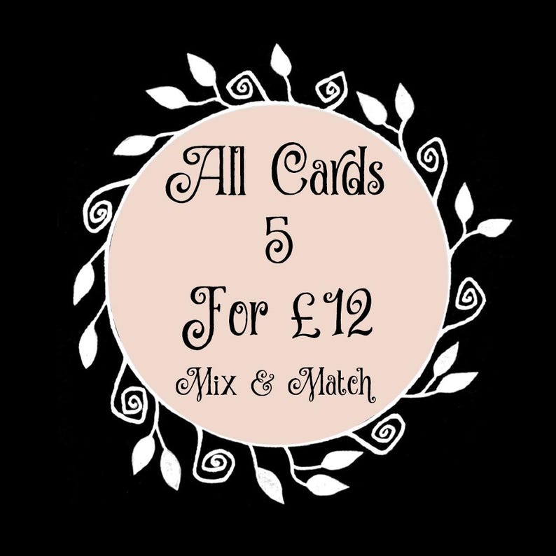 Puede incluir: Un c&iacute;rculo blanco con un borde floral sobre un fondo negro. El c&iacute;rculo contiene el texto "All Cards 5 For &pound;12 Mix & Match".
