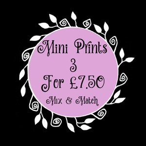 K&ouml;nnte beinhalten: Ein lila Kreis mit einem wei&szlig;en floralen Rand und dem Text "Mini Prints 3 for &pound;7.50 Mix & Match" in Schwarz.