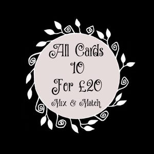 Puede incluir: Sobre un fondo negro, un c&iacute;rculo rosa p&aacute;lido con el texto "All Cards 10 For &pound;20 Mix & Match" en una fuente decorativa. El c&iacute;rculo est&aacute; rodeado por una corona floral blanca.