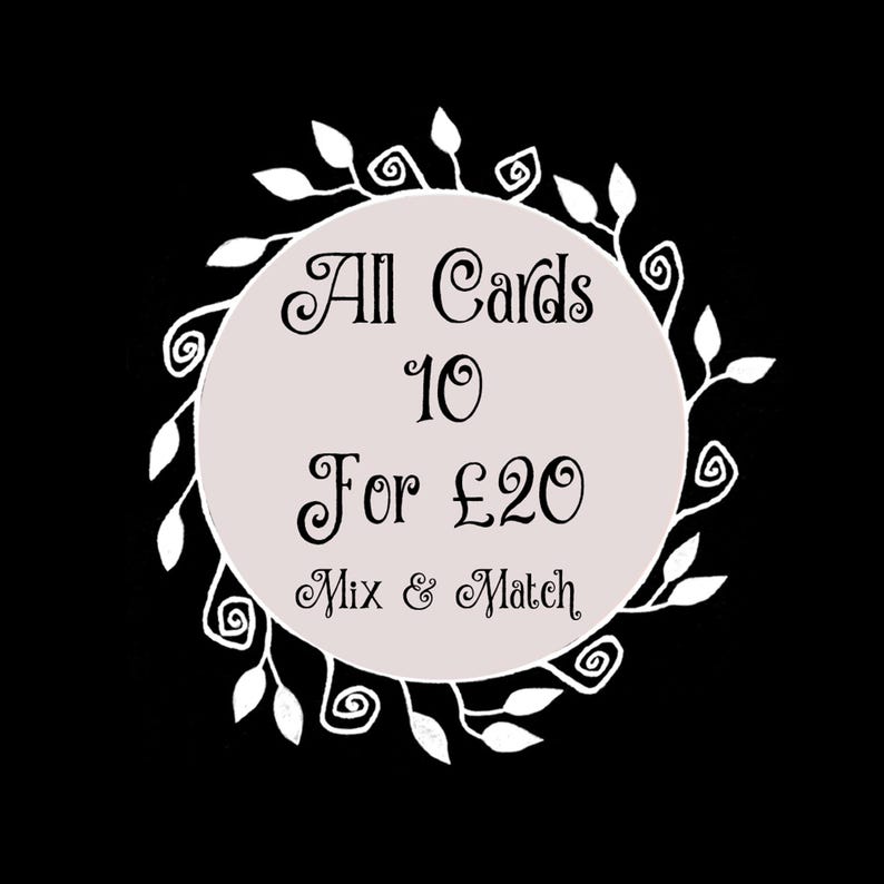 Puede incluir: Sobre un fondo negro, un c&iacute;rculo rosa p&aacute;lido con el texto "All Cards 10 For &pound;20 Mix & Match" en una fuente decorativa. El c&iacute;rculo est&aacute; rodeado por una corona floral blanca.