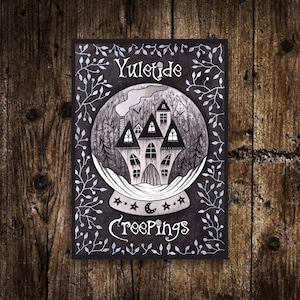 Mini A6 Yuletide Creepings Print - Illustration de petite boule à neige gothique d’hiver - Aquarelle Yule Postcard - Art de Noël alternatif