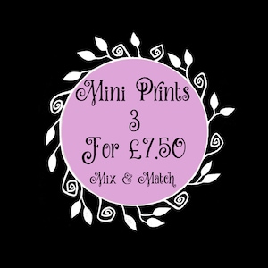 Peut inclure: Sur fond noir, un cercle lilas affiche le texte "Mini Prints 3 For £7.50 Mix & Match" dans une police décorative. Le cercle est orné d'une bordure florale blanche.