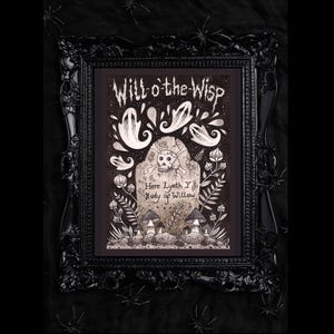 K&ouml;nnte beinhalten: Eine Schwarzwei&szlig;illustration eines Grabsteins mit dem Text "Will o' the Wisp" und "Here Lyeth Y Body of Willow". Der Grabstein ist von Pilzen, Blumen und Bl&auml;ttern umgeben.