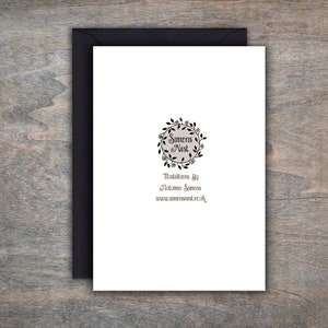 Puede incluir: Una tarjeta blanca con una corona floral negra y gris con el texto "Sumens Nest" dentro de la corona. El texto "This item is by Autumn Sumens www.sumensnest.co.uk" est&aacute; debajo de la corona.