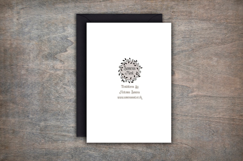 Puede incluir: Una tarjeta blanca con una corona floral negra y gris con el texto "Sumens Nest" dentro de la corona. El texto "This item is by Autumn Sumens www.sumensnest.co.uk" est&aacute; debajo de la corona.