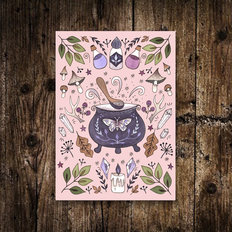 K&ouml;nnte beinhalten: Ein rosa Hintergrund mit einem schwarzen Kessel, einem Holzl&ouml;ffel, einem Schmetterling und verschiedenen anderen Illustrationen, darunter Kristalle, Pilze, Bl&auml;tter und Sterne.