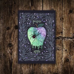 Mini impression pomme venimeuse - petite illustration A6 effrayante de pomme venimeuse - petite toile d'araignée d'Halloween décoration araignée veuve noire effrayante