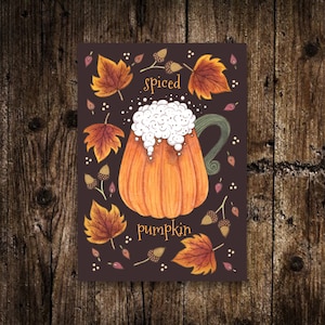 Mini Spiced Pumpkin Print - Petit A6 Cosy Halloween Pumpkin Spice Latte Illustration - Whimsical Autumn Falling Leaves Décoration de cuisine