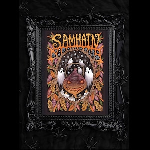 K&ouml;nnte beinhalten: Eine gerahmte Illustration einer K&uuml;rbislaterne mit einem gruseligen, fantasievollen Design. Die Illustration zeigt eine K&uuml;rbislaterne mit einem zahnigen Grinsen, umgeben von Geistern und Herbstbl&auml;ttern. Der Text "SAMHAIN" ist in einer stilisierten Schriftart oben in der Illustration geschrieben.