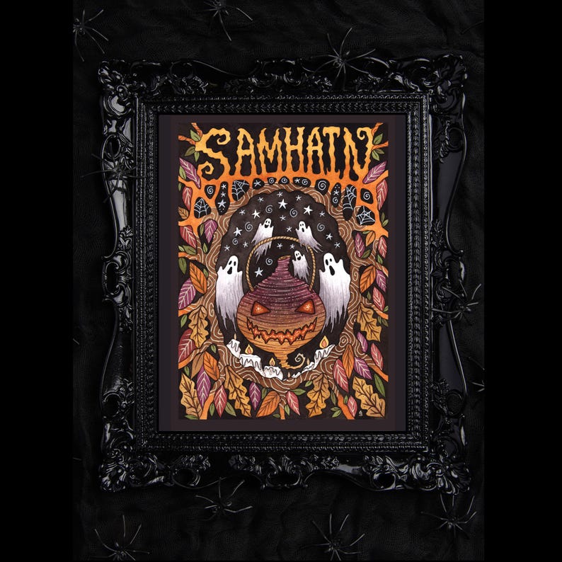 K&ouml;nnte beinhalten: Eine gerahmte Illustration einer K&uuml;rbislaterne mit einem gruseligen, fantasievollen Design. Die Illustration zeigt eine K&uuml;rbislaterne mit einem zahnigen Grinsen, umgeben von Geistern und Herbstbl&auml;ttern. Der Text "SAMHAIN" ist in einer stilisierten Schriftart oben in der Illustration geschrieben.