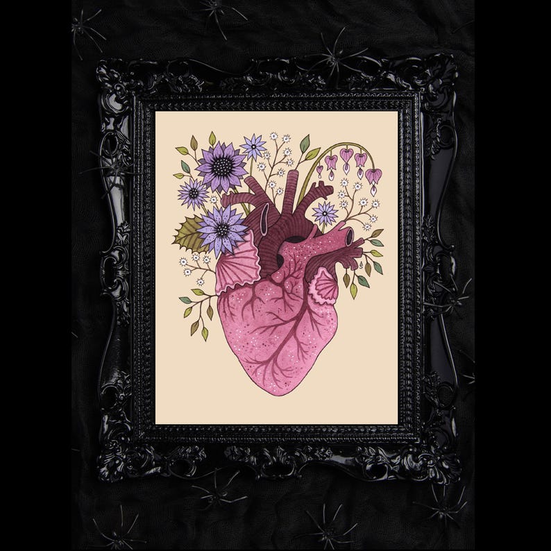K&ouml;nnte beinhalten: Ein rosafarbenes anatomisches Herz mit einer detaillierten Illustration der Kammern und Klappen, umgeben von verschiedenen violetten und gr&uuml;nen Blumen. Das Herz ist vor einem cremefarbenen Hintergrund platziert.