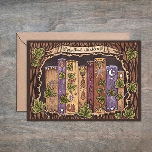 Tarjeta de felicitación y sobre de Fábulas del Bosque - Tarjeta ilustrada de una estantería de brujas caprichosas - Tarjeta rústica marrón para amantes de los libros