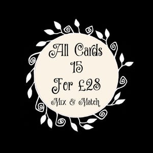 Puede incluir: Gr&aacute;fico circular sobre fondo negro con el texto "All Cards 15 For &pound;28 Mix & Match". El texto est&aacute; en una fuente decorativa y est&aacute; rodeado por una corona floral blanca.