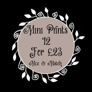 K&ouml;nnte beinhalten: Ein wei&szlig;er Kreis mit braunem Zentrum und schwarzem Rand. Der Kreis hat eine wei&szlig;e Blumenverzierung am Rand. Der Text "Mini Prints 12 For &pound;23 Mix & Match" ist in Schwarz auf dem braunen Zentrum geschrieben.