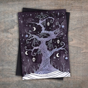 Tarjeta de felicitación y sobre "Árbol solitario olvidado" - Tarjeta navideña gótica y espeluznante con árbol retorcido - Tarjeta navideña pagana alternativa azul y negra