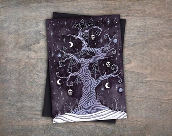 Puede incluir: Una ilustración en blanco y negro de un árbol espeluznante con telarañas y calaveras colgando de sus ramas. El árbol está sobre un fondo azul oscuro con estrellas blancas.