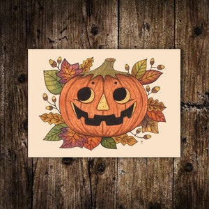 Puede incluir: Una ilustración dibujada a mano de una calabaza sonriente de jack-o'-lantern con una cara tallada. La calabaza está rodeada de hojas de otoño en tonos de naranja, rojo y amarillo.