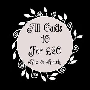 Puede incluir: C&iacute;rculo blanco sobre fondo negro con un dise&ntilde;o floral alrededor del borde. El c&iacute;rculo contiene el texto "All Cards 10 For &pound;20 Mix & Match".