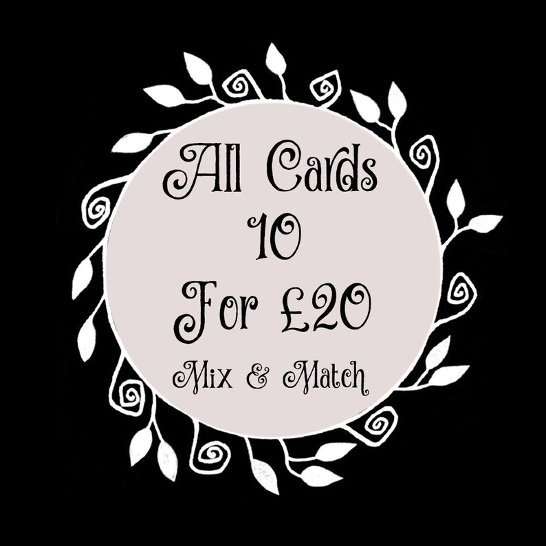 Puede incluir: C&iacute;rculo blanco sobre fondo negro con un dise&ntilde;o floral alrededor del borde. El c&iacute;rculo contiene el texto "All Cards 10 For &pound;20 Mix & Match".