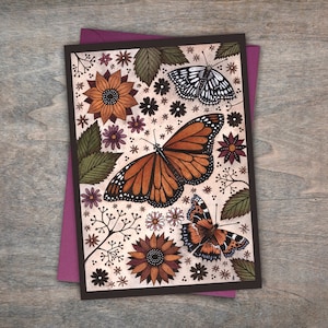 Carte de voeux Butterfly Meadow & enveloppe - carte de papillons printemps-été - carte de papillon monarque - carte de jardin Cottagecore sombre et confortable