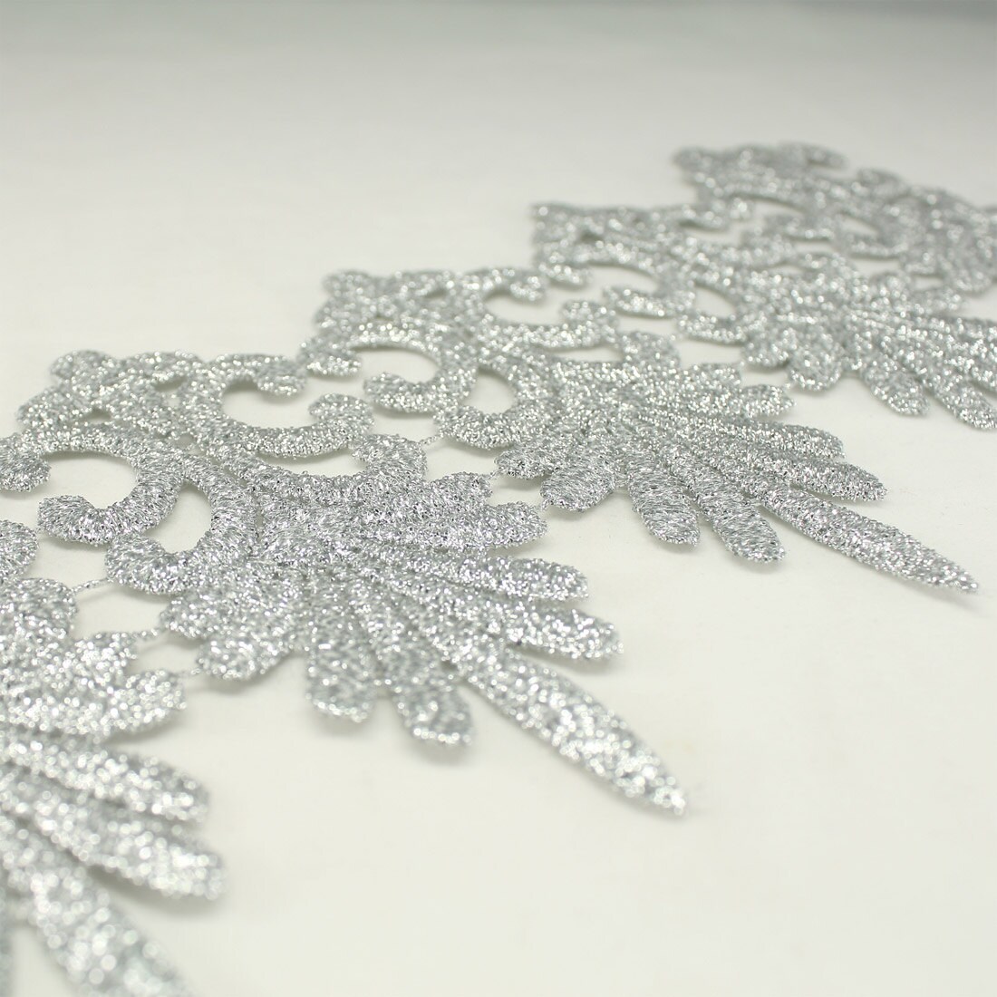 серебристое кружево. серебряные кружева. красносельская скань филигрань. серебристое кружево. кружево ткань серебро.