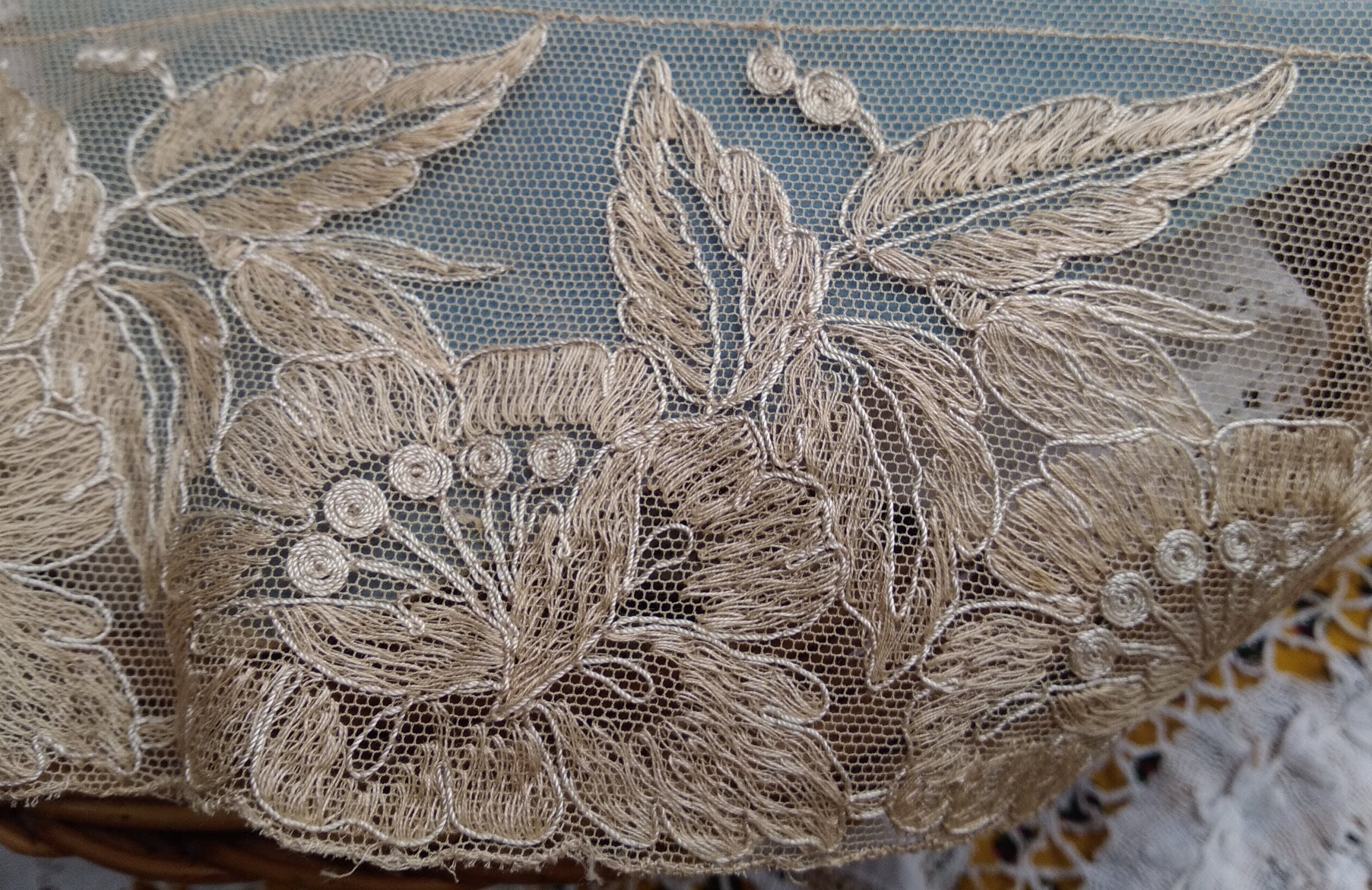 Bannière Ancienne Française En Soie Peinte à La Main - Motif Floral, Dentelle Métallique, 72x51cm