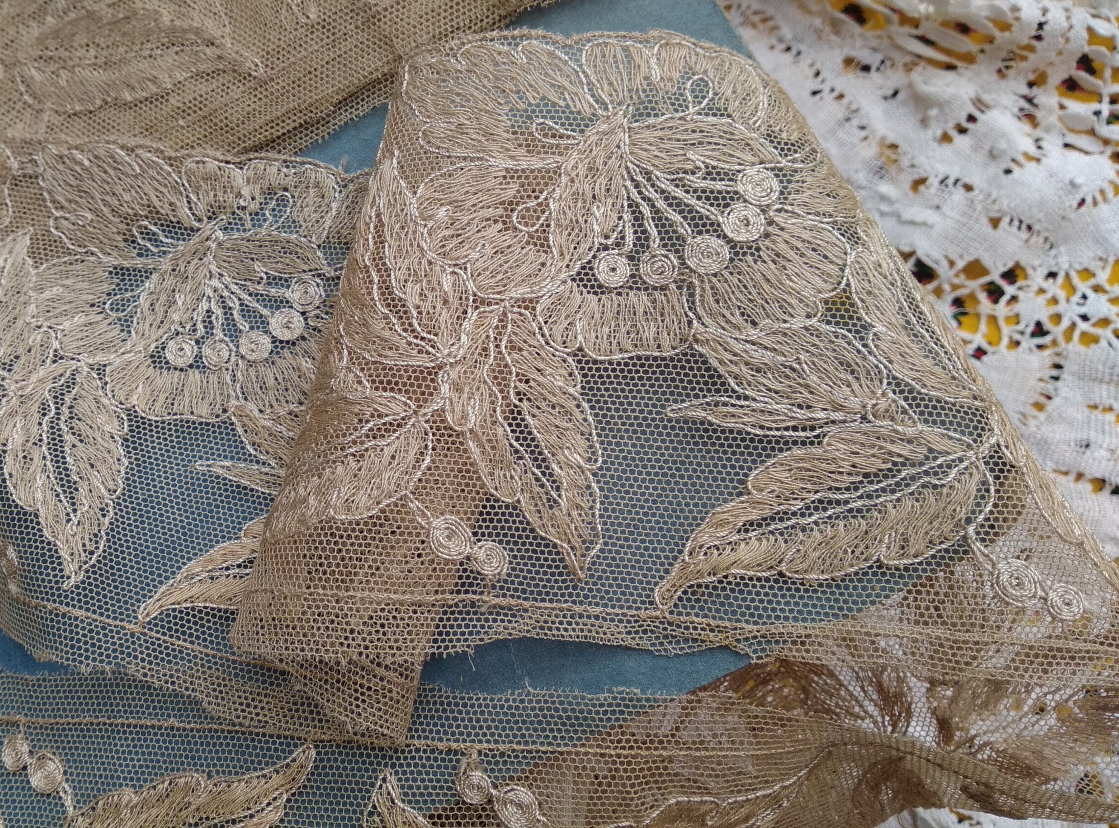 Bannière Ancienne Française En Soie - Motif Floral Peint Main, Dentelle Métallique, 72x51cm
