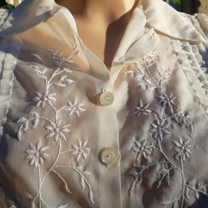 50&#39;s rayon blouse Franse handgemaakte handgeborduurde dweilknopen lange mouwen klein formaat