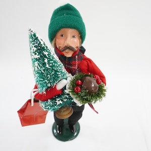 Byer&#39;s Choice, Christmas Caroler Byers Choice Holiday Figure, 1997 Adult Man with Christmas Tree & Gifts, Food, Bottle Brush FREE USA Ship