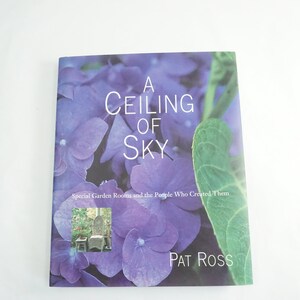 以下が含まれることがあります： 紫色の紫陽花の表紙が付いた「A Ceiling of Sky」というタイトルの本。本には、「Special Garden Rooms and the People Who Created Them」というテキストと、著者Pat Rossの名前も含まれています。