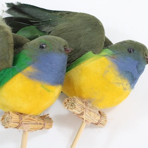 2 gefiederte Vögel, künstliche Vögel, 2 gefiederte Vögel, grüne und gelbe Vögel auf Stöcken, Filz- und Federvögel, Blumenschmuck im Fink-Stil, Versandkostenfrei