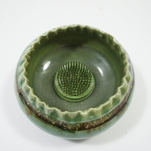 ハンドメイドのミッドセンチュリー陶器、グリーンの丸いロー花瓶、花のカエル、プランター、ピンフラワーカエル付きヴィンテージ花柄陶器チップス、米国送料無料